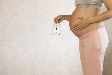 Çalar saat tutan şirin karın hamile kadınlarla