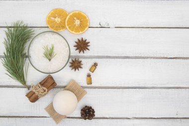 banyo, banyo bomba ve vücut yağı tarçın, portakal ve baharatlar ile deniz tuzu