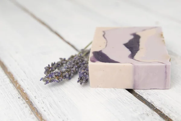 Natuurlijke lavendel zeep met lavendel op het — Stockfoto