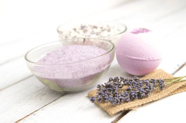 Doğal bitkisel deniz tuzu aromatik eflatun - gevşeme için mükemmel. Kozmetik Kavanozlar ve şişeler tuz, lavanta çiçekleri, banyo bomba ile