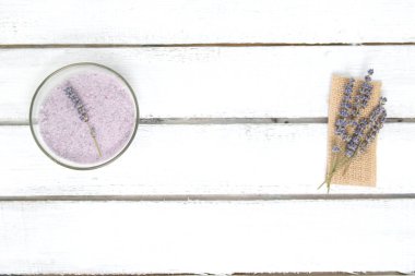 Doğal bitkisel deniz tuzu aromatik eflatun - gevşeme için mükemmel. Kozmetik Kavanozlar ve şişeler tuz, lavanta çiçekleri, banyo bomba ile