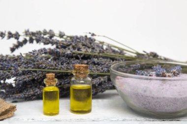 lavanta yağı taze çiçek bir arka cam şişede. Yatay yakın çekim