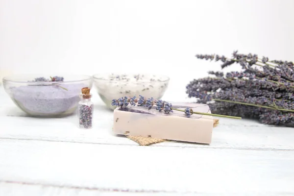 Φυσικό βότανα θαλασσινό αλάτι με αρωματικά λεβάντα - ιδανικό για χαλάρωση. Καλλυντικά βάζα και μπουκάλια με αλάτι, άνθη λεβάντας, λουτρό βόμβα — Φωτογραφία Αρχείου