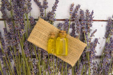 lavanta yağı taze çiçek bir arka cam şişede. Yatay yakın çekim