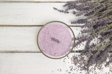 Doğal bitkisel deniz tuzu aromatik eflatun - gevşeme için mükemmel. Kozmetik Kavanozlar ve şişeler tuz, lavanta çiçekleri, banyo bomba ile