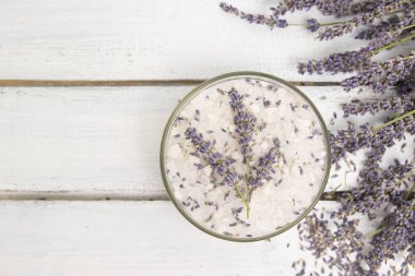 Doğal bitkisel deniz tuzu aromatik eflatun - gevşeme için mükemmel. Kozmetik Kavanozlar ve şişeler tuz, lavanta çiçekleri, banyo bomba ile
