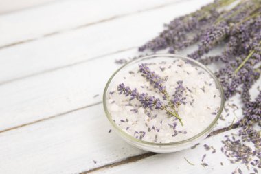 Doğal bitkisel deniz tuzu aromatik eflatun - gevşeme için mükemmel. Kozmetik Kavanozlar ve şişeler tuz, lavanta çiçekleri, banyo bomba ile