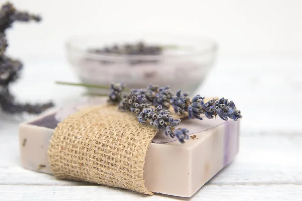 Natural lavender soap with lavender flowers on it — Stock Photo, Image