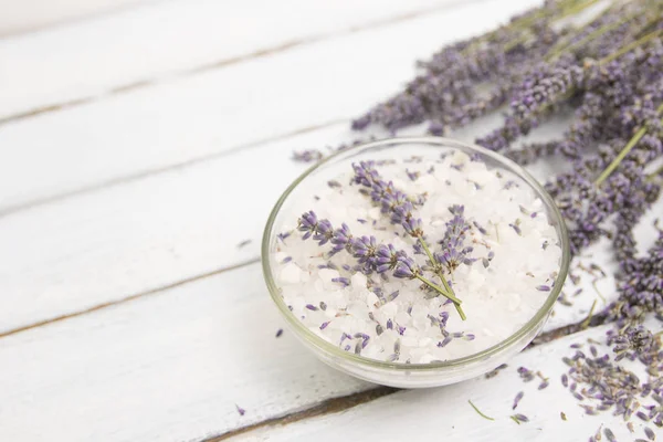 Doğal bitkisel deniz tuzu aromatik eflatun - gevşeme için mükemmel. Kozmetik Kavanozlar ve şişeler tuz, lavanta çiçekleri, banyo bomba ile