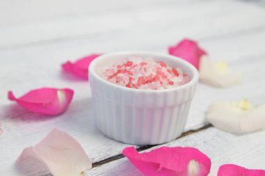 Beyaz arka plan üstten görünüm üzerinde Gül yağı ile organik kozmetik.