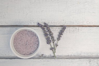 Doğal bitkisel deniz tuzu aromatik eflatun - gevşeme için mükemmel. Kozmetik Kavanozlar ve şişeler tuz, lavanta çiçekleri, banyo bomba ile