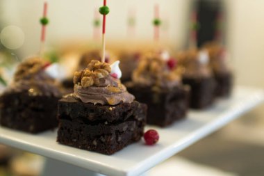 Güzel dekore edilmiş yemek sofrası farklı yemek ve aperatiflerle kurumsal noel partisi ya da düğün kutlaması için.