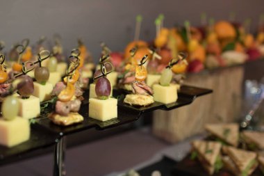 Güzel dekore edilmiş yemek sofrası farklı yemek ve aperatiflerle kurumsal noel partisi ya da düğün kutlaması için.