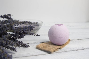 Doğal kozmetik. El yapımı Lavanta banyo bomba ve lavanta çiçekleri Beyaz ahşap plakalar