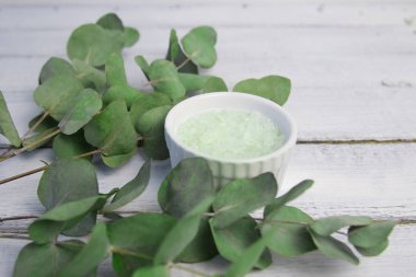 Taze okaliptüs yaprakları ile yeşil banyo tuzu