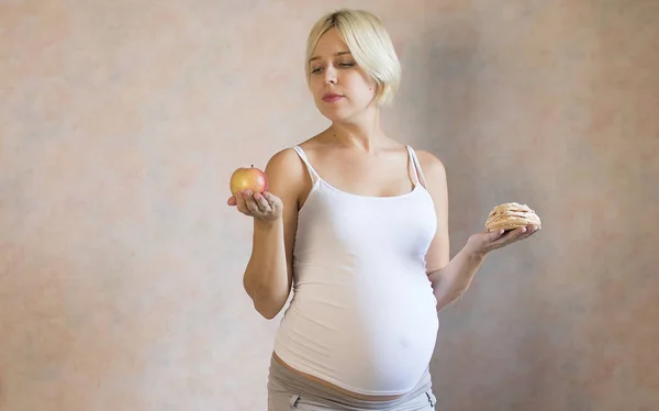 Žena s apple zblízka tváří. Krásné ženy existuje na čisté kůži na tváři, která se rozhodne jíst jablko nebo dort. — Stock fotografie