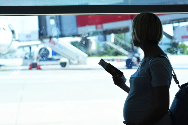 Έγκυος γυναίκα ταξιδεύουν με αεροπλάνο στέκεται κοντά στο παράθυρο — Φωτογραφία Αρχείου