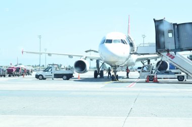 Airside önlük Havaalanı Uçak parçaları jet motoru kanat windows ile terminal binasının kapısında için modern yolcu Uçak Park