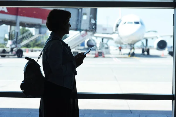 Νεαρή Γυναίκα Στο Αεροδρόμιο Κοιτάζοντας Μέσα Από Παράθυρο Αεροπλάνα Ήπια — Φωτογραφία Αρχείου