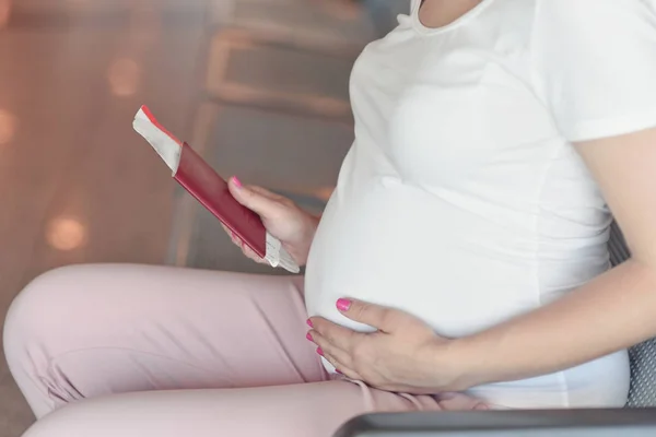 Беременная женщина летит на самолете, сидя на месте . — стоковое фото
