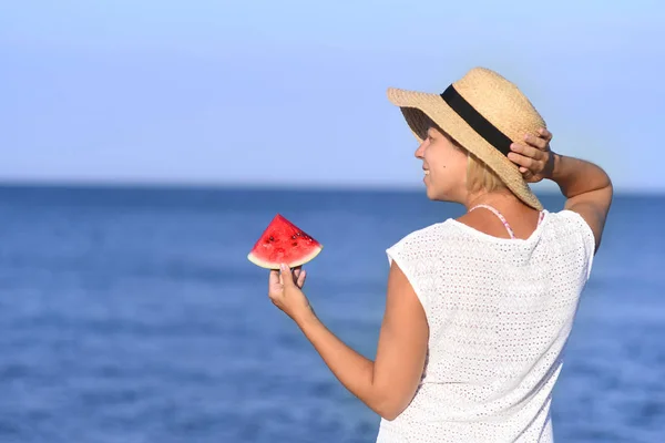Kleurrijke portret van een meisje houden watermeloen op een prachtig tropisch strand. — Stockfoto