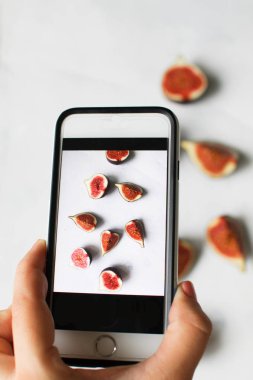 Taze incir. Yarım ve çeyrek ışık arka plan ile meyve.