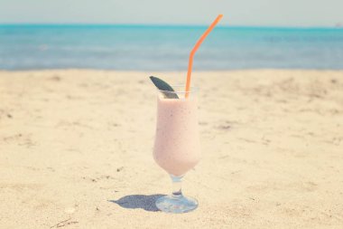 Sahilde çilekli Milkshake kireç ile dekore edilmiştir.