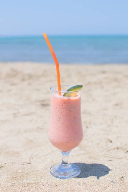 Sahilde çilekli Milkshake kireç ile dekore edilmiştir.