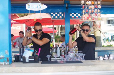 Bir shaker plaj barda bir kokteylle elinde tutan profesyonel barmen adam. 30 2018 olabilir. Arnavutluk Durres