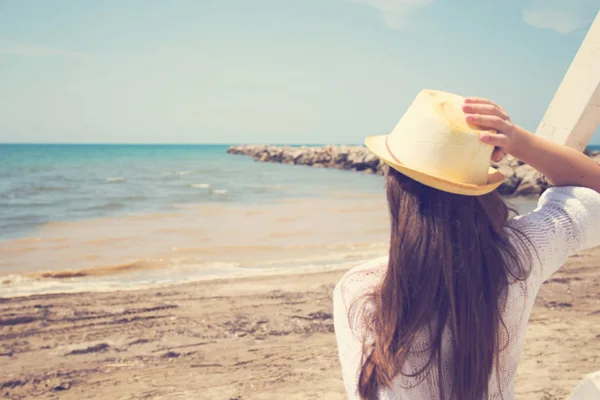 Meisje in de hoed Zie op de zee — Stockfoto