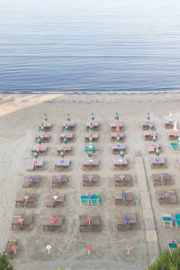 Havadan görünümü için kumlu plaj, Adriyatik Denizi Arnavutluk, şemsiye ve şezlong, bağlantı noktası Durres ufuk içinde dolu..