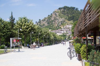 Berat, Arnavutluk-Haziran 2018: Modern Berat şehirde yer Arnavutluk. Tonda