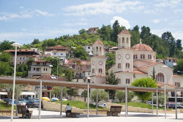 Berat, Albanië-juni 2018: Moderne deel van Berat stad in Albanië. Toned — Stockfoto