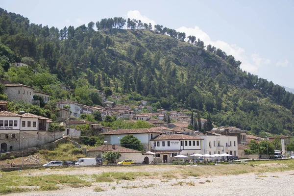 Oude stad Berati, ramen in Berat - ook wel stad van duizend ramen. Albanië, werelderfgoed door UNESCO — Stockfoto