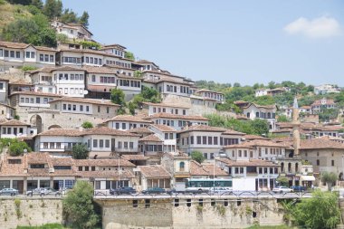 Eski Berati kasabası, Berat 'ta pencereler - binlerce pencereli şehir olarak da bilinir. Arnavutluk ve Dünya Mirası Bölgesi UNESCO 'dan