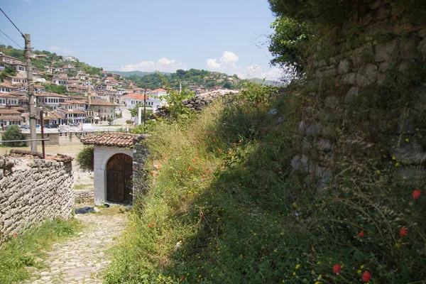 Een steegje dat tot een oude, traditionele huis Berat, Albanië leidt. — Stockfoto