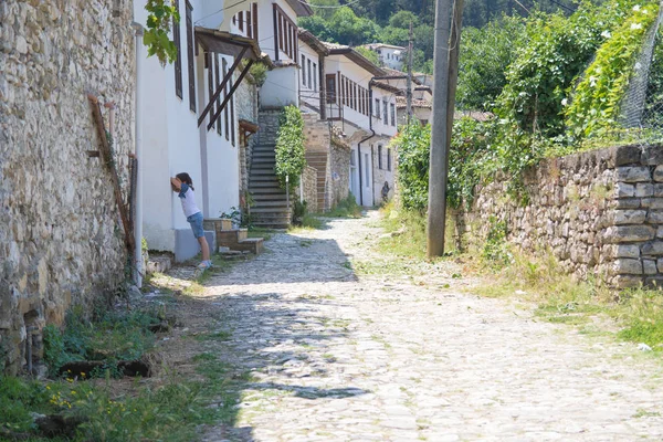 Een steegje dat tot een oude, traditionele huis Berat, Albanië leidt. — Stockfoto