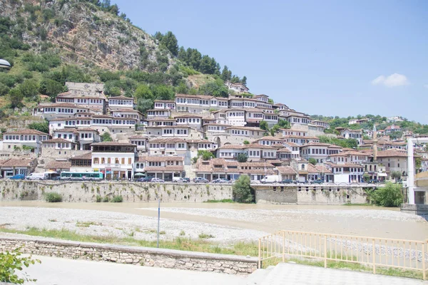 Oude stad Berati, ramen in Berat - ook wel stad van duizend ramen. Albanië, werelderfgoed door UNESCO — Stockfoto