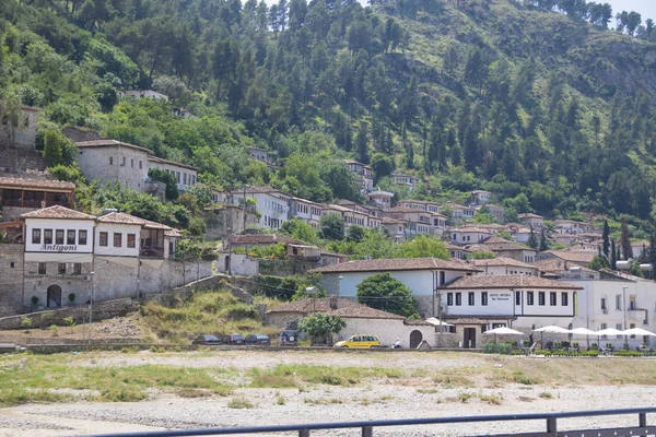 Oude stad Berati, ramen in Berat - ook wel stad van duizend ramen. Albanië, werelderfgoed door UNESCO — Stockfoto