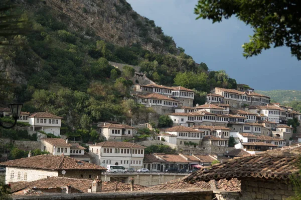 Oude stad Berati, ramen in Berat - ook wel stad van duizend ramen. Albanië, werelderfgoed door UNESCO — Stockfoto