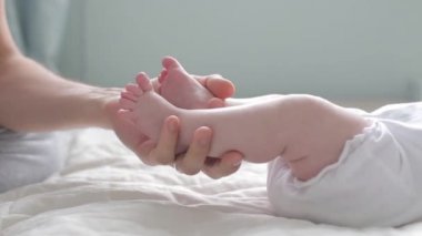 Baba dokunuyor ve onun Yeni Doğan Bebekler küçük ayak sayma. Yakından Kapatın. Ebeveyn Tutan Yenidoğanlar ayakları. Mutlu Ebeveynlik.