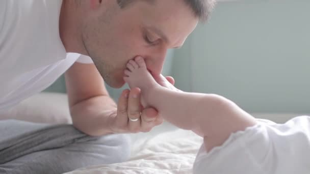 Apja csókolózás baba lábát lövés közelről — Stock videók