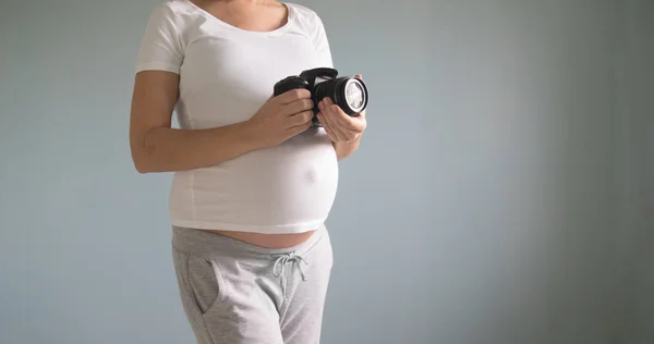 Femme enceinte photographe avec une caméra de film — Photo