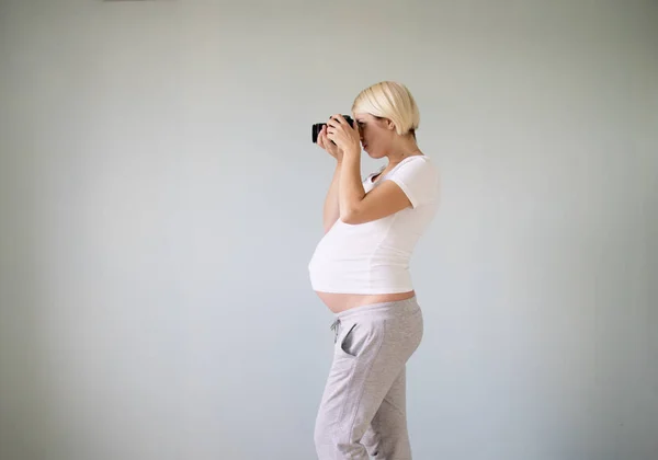 hamile kadın fotoğrafçı bir film kamerası ile