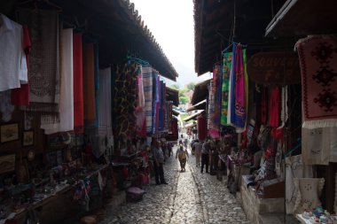 Kruje, Arnavutluk - Haziran 2018: Kruja, Doğum şehir ulusal kahraman İskender Bey geleneksel Osmanlı çarşı. Arnavutluk'ta bit pazarı. Antika eşyaları ve Hediyelik eşya satışı için.