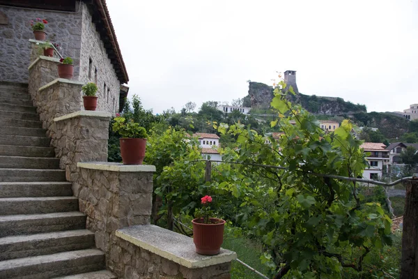 Pot met bloemen in de stad van Krujë, Albanië. Juni 2018. Uitzicht op het Fort — Stockfoto