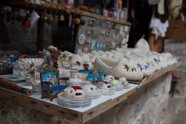 Kruje, Albanië - juni 2018: Traditionele Ottomaanse markt in Kruja, geboorte stad van nationale held Scanderbeg. Rommelmarkt in Albanië. Antieke objecten en souvenirs te koop. — Stockfoto
