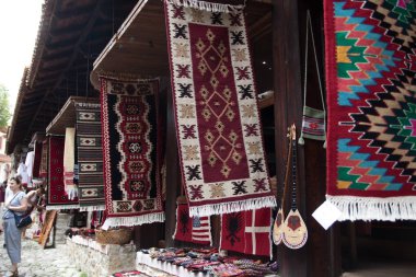 Kruje, Arnavutluk - Haziran 2018: Kruja, Doğum şehir ulusal kahraman İskender Bey geleneksel Osmanlı çarşı. Arnavutluk'ta bit pazarı. Antika eşyaları ve Hediyelik eşya satışı için.