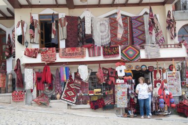 Kruje, Arnavutluk - Haziran 2018: Kruja, Doğum şehir ulusal kahraman İskender Bey geleneksel Osmanlı çarşı. Arnavutluk'ta bit pazarı. Antika eşyaları ve Hediyelik eşya satışı için.