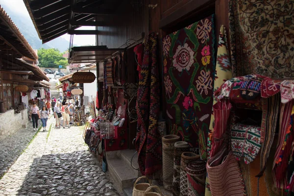 Kruje, Arnavutluk - Haziran 2018: Kruja, Doğum şehir ulusal kahraman İskender Bey geleneksel Osmanlı çarşı. Arnavutluk'ta bit pazarı. Antika eşyaları ve Hediyelik eşya satışı için.